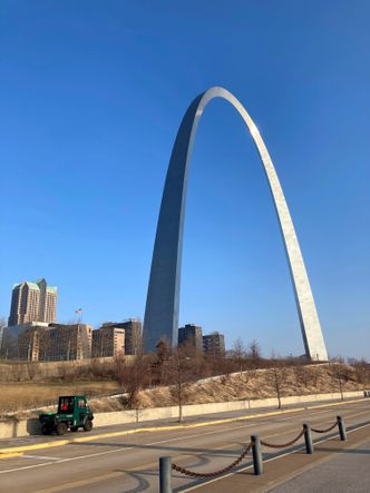 Landemerket Gateway Arch i St. Louis er 190 meter høyt og er delstaten Missouris høyeste bygg man kan gå opp i. Buen er spesialdesignet for å kunne tåle et kraftig jordskjelv. Foto: AP