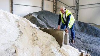 Gamle Ski kommune var av de første i landet som vedtok å kutte ut salting av de kommunale veiene. Driftssjef Kay Pedersen er ikke tvil om at salt er best, men sier at de nå kjøper nå inn strømateriale som er blandet med 1-2 prosent salt, og at rent salt kun brukes ved underkjølt regn. Saltforbruket er redusert fra 280 tonn årlig til rundt 100 tonn, forteller han Foto: Jarle Skoglund