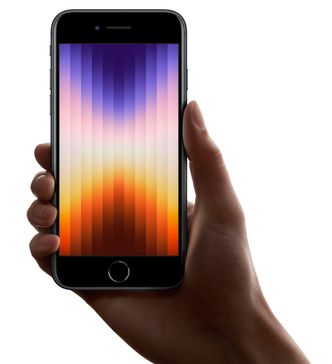 Ny og billig: Den kommer sikkert til å selge i store volumer, men nye Iphone SE er neppe særlig billig og moderne sammenliknet med konkurrentene. Men i forhold til andre Apple-modeller er den rimelig. Og så har den høy ytelse og 5G. Foto: Apple