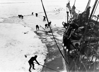 Skipet frøs fast i isen i 1915. Foto: Endurance22