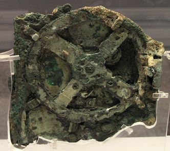 Antikythera-mekanismen ble funnet i 1901, to tusen år etter at den ble laget. Foto: Wikimedia