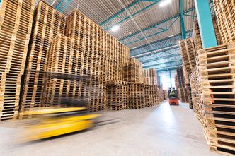 Trepaller sorteres og repareres hos SmartRetur, før de kan brukes på nytt.