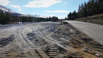 Klargjort for 90-sone: Ny veilinje utfylt parallelt med eksistrende E6 opp mot Saltfjellet. Foto: Statens vegvesen