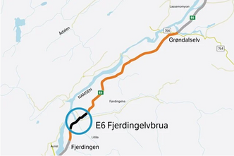 Kart som viser ny trasé for E6 Fjerdingen-Grønndalselv. Veien skal i hovedsak ligge øst for dagens E6. Fjerdingelvbrua som sto ferdig i oktober 2021 er markert med blå ring. Illustrasjon: Statens vegvesen