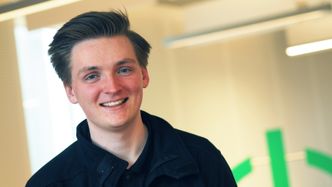 - Det tette samarbeidet med teknikere fra både elektro og automasjon har skapt et nytt og videre perspektiv rundt vårt arbeid, sier lærling Erlend Hadsel Berger Johnsen i Schneider Electric.