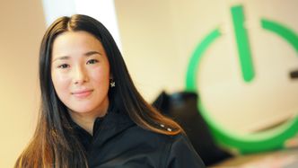 20 år gamle Emiie Lindrup Johnsen er blitt lært opp gjennom tett samarbeid med teknikerne i Schneider Electric, som Kristian Johansen. Emilie er spesielt opptatt av feilsøking i byggautomasjonsanlegg.