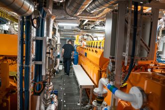 Havila-skipene har to store og to mindre gassmotorer (seks og ni sylindre) fra Bergen Engines som kan brukes i ulike konfigurasjoner i kombinasjon med batterier for å bruke så lite drivstoff som mulig. Foto:  Eirik Helland Urke