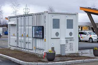 Batterikontaineren er spesiallaget for prosjektet, og huser et 500 kWh LiFePO-batteri, kjøling og varme, invertere og all den intelligente styringen. Foto:  TUM Studio