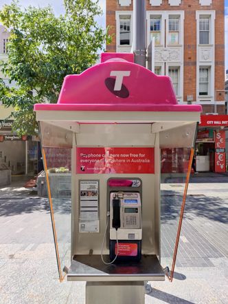 Australske telefonkiosker fungerer ennå, og gir deg gratis wifi, USB-lading og innenriks telefoni. Foto: Are Thunes Samsonsen