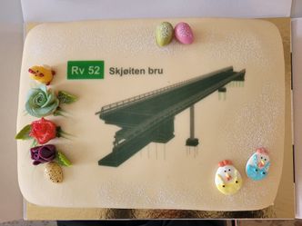 Marsipankake med bilde av Skjøiten bru ble forært og fortært i Hemsedal. Foto:  Tine Sørbye