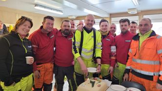 Ansatte fra Hæhre feiret med kake på brakka ved Skjøiten bru på riksvei 52 i Hemsedal. Foto:  Tine Sørbye