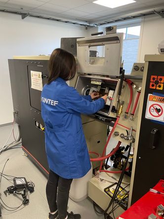 En termomekanisk testmaskin kan simulere sveising med stor nøyaktighet. Her er forskningsingeniør Malin Lervåg i sving. Foto:  Sintef