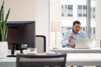 Nå vender ansatte tilbake til kontorpulten, og trenger utstyr som sikrer effektive arbeidsprosesser. Foto: POCSTOCK