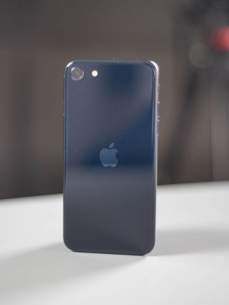Den mørkeste av telefonene er i fargen Apple kaller midnatt, som ser svart ut, men egentlig er i en svært mørk blåfarge Foto: Oskar Hope-Paulsrud