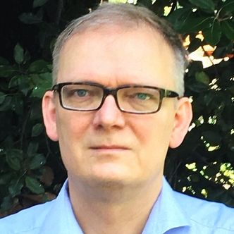 Kjemiprofessor Henrik Koch studerer avanserte, teoretiske modeller for molekyler. Foto:  NTNU