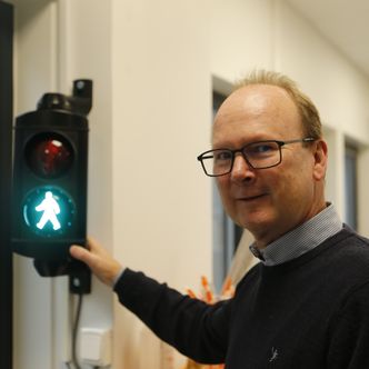 Det er Trond Vigdal som er ansvarlig for at alle signalanlegg på veiene til Oslo kommune fungerer som de skal. Foto: Jarle Skoglund