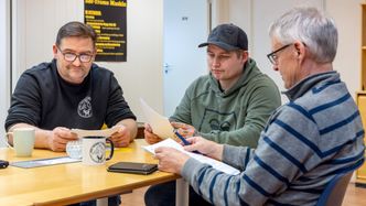 De var svært fornøyde med fylkeskommunens strategi om å legge opp kontraktene slik at mindre entreprenører skulle ha en sjans. Men for Are og Arne-Mikal Isaksen i Sør-Troms Maskin ble det stang ut i først forsøk. Til høyre en av de ansatte, Alf-Egil Torbergsen. Foto: Frank Roksøy Foto: Frank R. Roksøy
