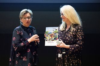 Den ferske rapporten ble overrakt til statssekretær i Samferdselsdepartementet Mette Gundersen (Ap) av Helen Roth under lansering av rapporten 26. april i Oslo.