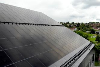 Glatte, bratte solcelletak gir høy hastighet på regnvannet. Takrennen er derfor tatt fram som et eget forskningsprosjekt spesielt for bygget. På sikt skal også varmeenergien som oppstår under panelene utnyttes. Foto: Solcellespesialisten