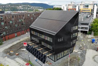 Det er benyttet flere forskjellige typer solcellepaneler på bygget, både høyeffektive standardmoduler og spesialproduserte BIPV-paneler. Foto: Solcellespesialisten