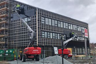 Deler av solcelleanlegget kom tidlig på plass, slik at solstrøm kunne benyttes som byggestrøm i deler av anleggsperioden. Foto: Solcellespesialisten
