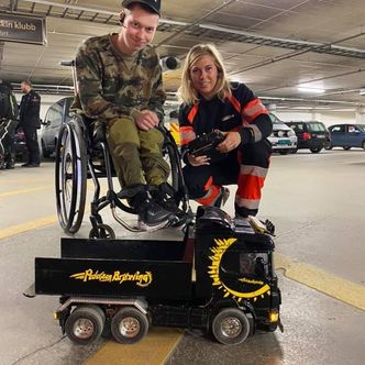 Jesper har fått mange gode venner i anleggsbransjen, deriblant bilberger Julianne Brox, her fotografert under en oppvisningsdag i regi av modellbilklubben der Jesper er medlem. Foto:  Privat