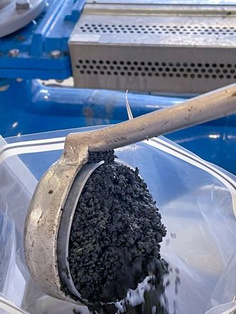 Tjukt slam som blir igjen etter produksjon av biogass og skal brukes som gjødsel. Men er det giftstoffer i den? Foto: Gabriela Castro Varela/NTNU