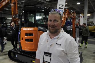 Sjur W. Helljesen, seniorkonsulent i Nasta, foran Hitachis nye ZE55: En 5,5 tonns elektrisk beltegraver, som er den første Hitachi-maskinen som er bygd i japan. Foto:  Bjørn Olav Amundsen