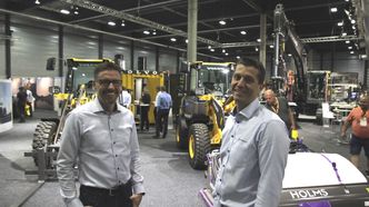 Fv. Frode Andersen og Stian Brække i Volvo. I bakgrunnen til venstre den nye elektriske hjullasteren L20 sammen med storebror L25, som har vært på markedet en stund. Bak til høyre Volvos 23-tonns elektriske graver. Foto:  Bjørn Olav Amundsen