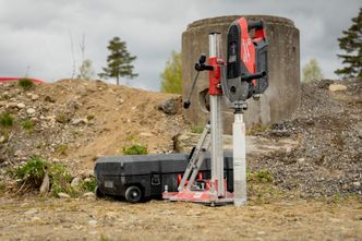 Kjernebormaskinen til MILWAUKEE®️ leveres som både solo-verktøy og som kit med to batterier, lader og stativ. Tyverisikring er mulig med <a href="https://no.milwaukeetool.eu/systems/one-key/" target="_blank" rel="nofollow noopener">One-Key</a>-systemet til MILWAUKEE®️. Foto: TUM Studio