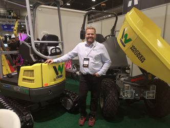 Yngve Samuelsen i Agder Gruppen viser frem to av de elektriske bestselgerne fra Wacker Neuson, en minigraver og en liten dumper. Foto:  Jarle Skoglund