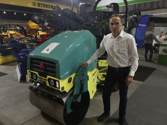 Ammans salgssjef for Skandinavia, Magnus Rockler, forteller at de nå kommer med en elektriske drevet asfaltvalse, lik den han står ved siden av. Foto:  Jarle Skoglund