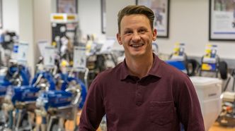 – Med Graco EcoQuip 2 oppnår du store besparelser i forbruk av blåsemiddel, tidsbruk og avfallshåndtering, forteller salgsingeniør Alexander Korsgaard i J.S.Cock. Foto: TUM Studio