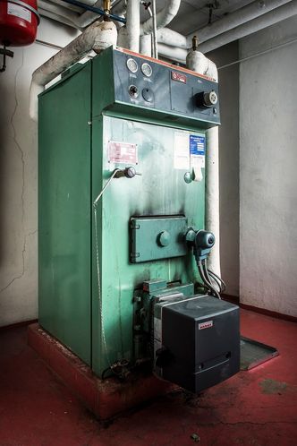 Oljefyring var vanlig tidligere. Her en gammel oljefyrkjele. Foto: Enova