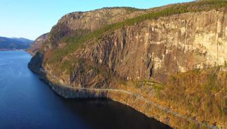 Rassikring langs Sirdalsvannet innebærer forlengelse av Gåsehellertunnelen og sikring av veien gjennom Valevika. Foto:  Specnor Media/Agder fylkeskommune