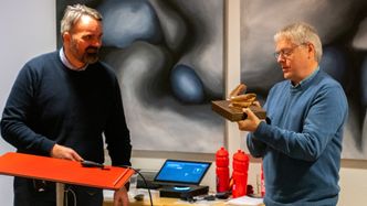 Divisjonsdirektør Bjørn Laksforsmo delte ut Vinterprisen 2022 til Øystein Larsen Foto: Veronica Hauge, Risa