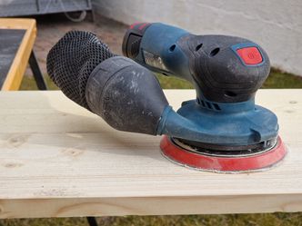 <strong>Bosch GEX 12V-125:</strong> Denne var ikke raskest, men imponerte stort ved å være den eneste på 12 volt i testen. Vekten og det lave grepet gjorde denne til favoritten. Foto: &nbsp;Odd Richard Valmot