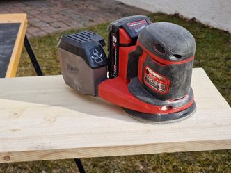 <strong>Milwaukee M18 BOS125:</strong> Denne er ganske lik Makitaen. Altså litt høy for vår smak, men den har god ytelse. Foto: &nbsp;Odd Richard Valmot