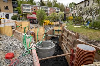 Her har etaten ført nye vannrør fra kum til kum ved hjelp av såkalt blokking. Dermed graves det bare for å oppgradere kummene, og hagen i bakgrunnen og gata til venstre for graving. Foto: TUM Studio