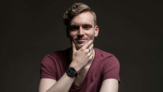 Eirik Dragsund Sverd (28) i PwC tenker mye på hvordan fremtidens arbeidsliv vil se ut. Selv valgte han å jobbe 80 prosent. Resten av tiden brukes på egne prosjekter, som utviklingen av en binær klokke og egendesignede, 3D-printede sølvringer. Foto: Thor Brødreskift