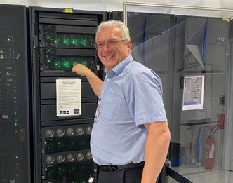 Fet maskin: Tore Thon hos IBM Montpellier på ytelsestest av Oracle database på POWER10.
