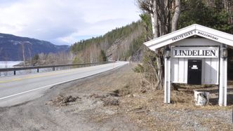 Strekningen av rv. 7 som planlegges utbedret starter i sør her ved Lindelien gård langs Krøderen. Foto:  Foto