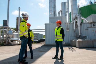 IFEs Fred Martin Kaaby (t.h.) på biogassanlegget med Eystein Helland (hvit hjelm) og Henrik Jenssen i Air Liquide Skagerrak. Høye drivstoffpriser og utsikter til økte CO2-avgifter gjør metan stadig mer attraktivt. Foto:  TUM Studio
