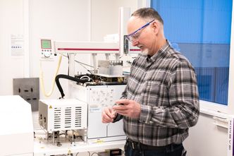 Faggruppeleder Analyser ved IFE, Ingar Johansen med en gassprøve. Foto:  IFE