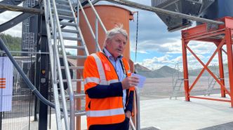 Ordfører Knut Kvale i Øvre Eiker hilste fra kommunen og klippet snoren som markerte omleggingen til ECO-Asfalt. Foto: Erik Riste