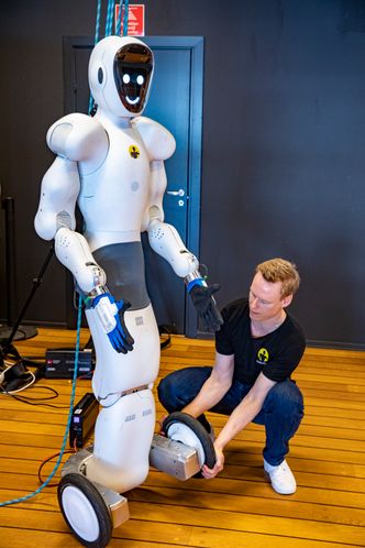 Roboten Eve har svært god balanse. Den har tyngdepunktet høyt og kan stå imot krefter som drar i den. Hjul i stedet for føtter gir en mer effektiv robot. Den kan passere dørstokker, men er avhengig av heis mellom etasjene. Foto: Jan Johannessen