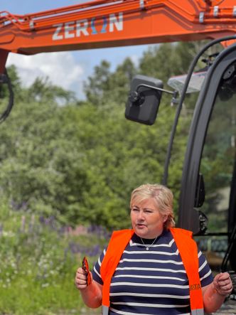 erna Solberg i besøk hos Hitachi-importør Natsa i Larvik. Foto:  Nasta