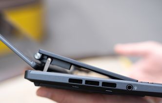 Venstresiden av maskinen har en enslig hodetelefonplugg, sammen med en vifteutgang. Her ser vi også den svært elegante åpningsmekanismen for hengselet til maskinen Foto: Eirik Urke