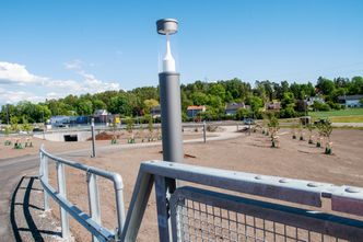 På gang- og sykkelveien er det tatt i bruk en ny og lav type belysning, som vil gi en egen profil på området. Foto: Jarle Skoglund