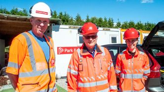 Prosjektleder for hovedentreprenøren Park & Anlegg AS, Vegar Johansen, byggeleder Lars Frode Christensen og kontrollingeniør Anita Hansen, begge fra byggherren Statens vegvesen. Foto: Jarle Skoglund